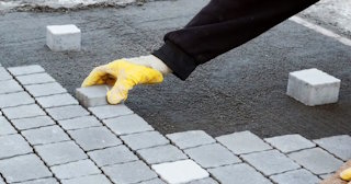 Монтаж тротуарной плитки на даче в Вятских Поляне в октябре