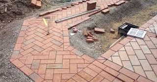 Укладка тротуарной плитки в Вятских Поляне в октябре
