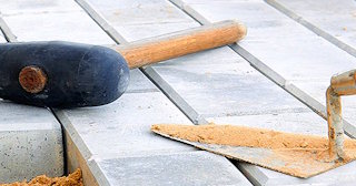 Профессиональная укладка тротуарной брусчатки в Вятских Поляне в октябре