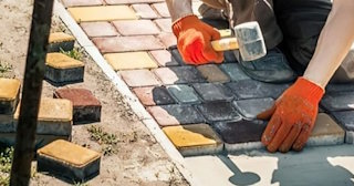 Укладка брусчатки «старый город» три цвета в Вятских Поляне в октябре
