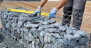 Устройство подпорной стенки из габионов в Вятских Поляне в октябре